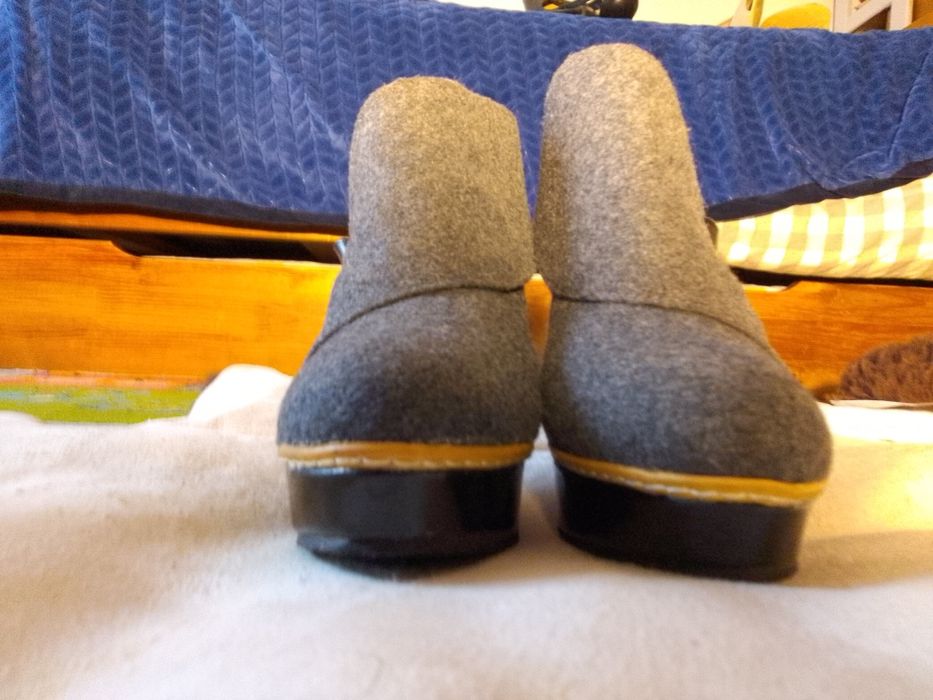 Par de botins de feltro cinzento NUNCA USADOS