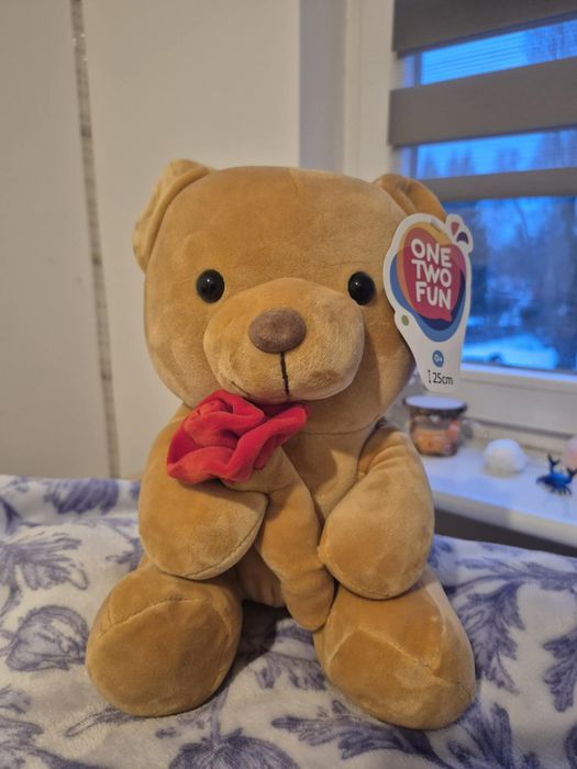 Słodki miś z różą 25 cm