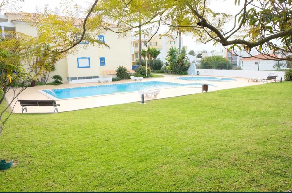 Apartamento T1 com piscinas, MEO, wifi, churrasqueira e garagem
