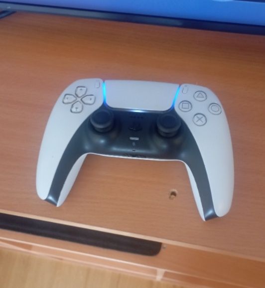 PlayStation 5 digital + 2 comandos