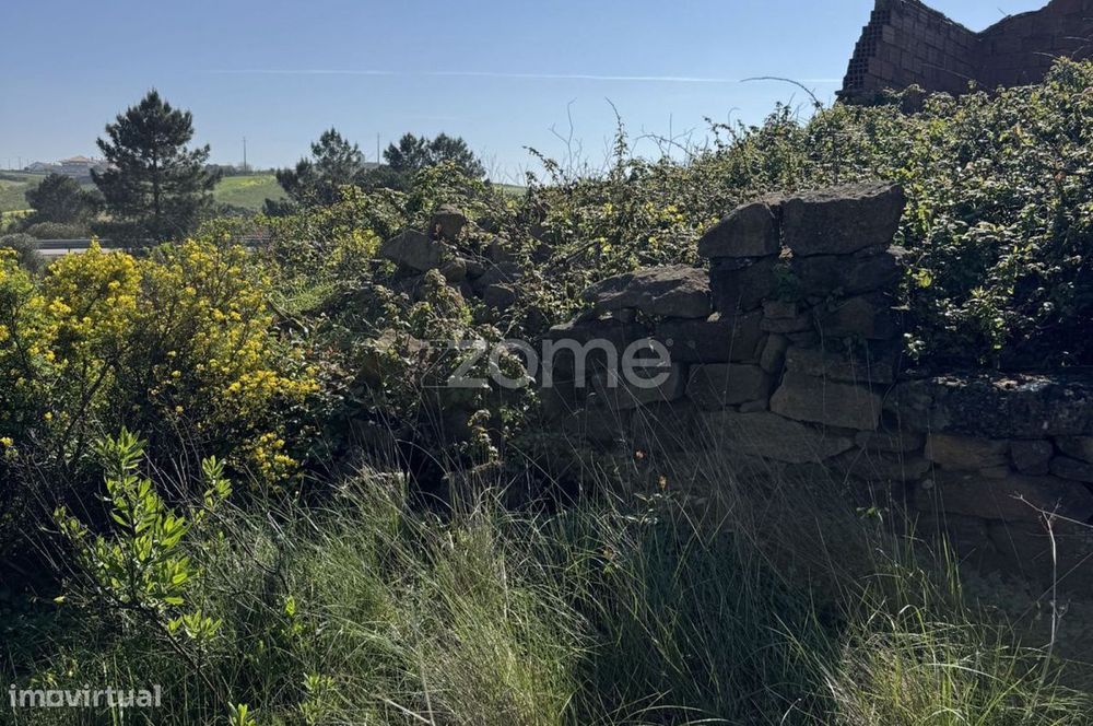 Terreno rústico com parcela urbana à beira da A8