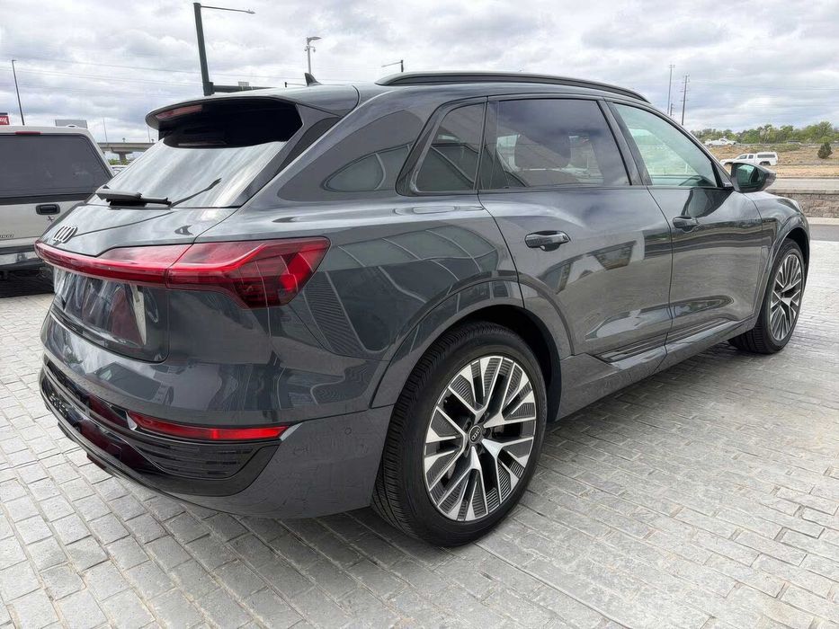 Audi Q8 E-Tron      2024