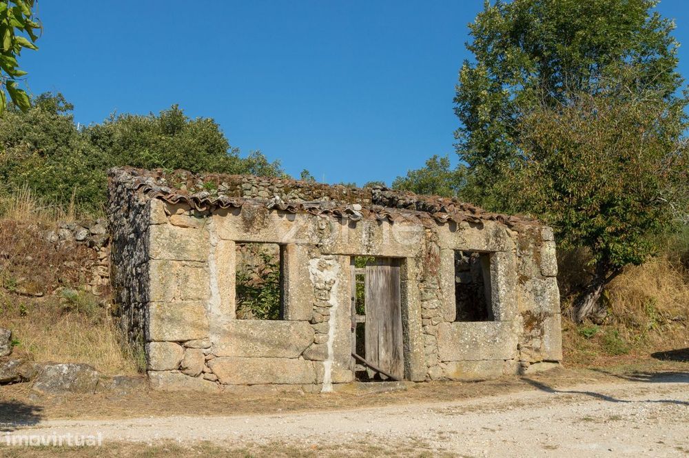 9 Terrenos urbanos com moradias em granito e 9 Terrenos rústicos.