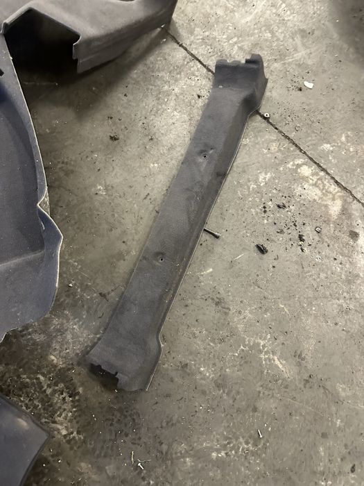 Wnętrze wykładzina bagażnika boczek mercedes w211