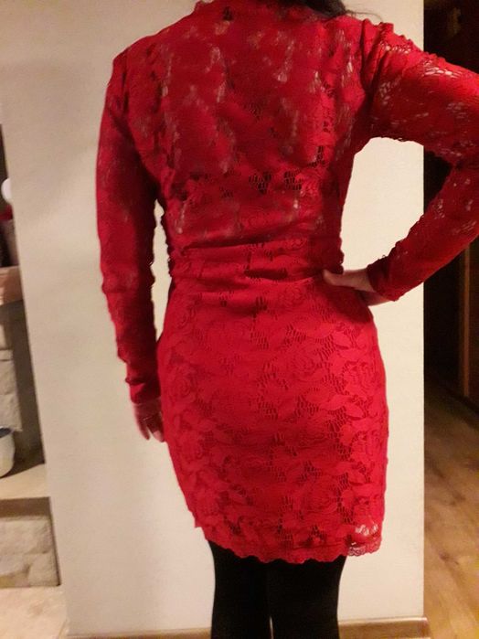 Czerwona sukienka koronkowa 38