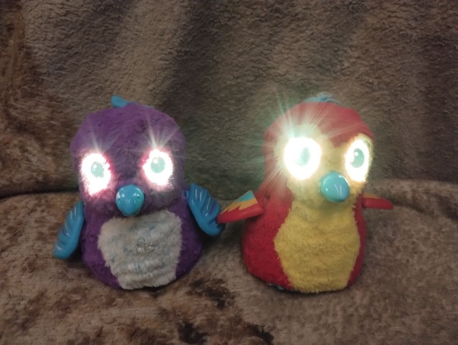 Interaktywne pingwinki Hatchmals i maskotki Furby