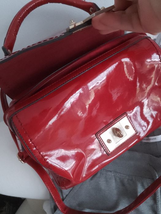 Piękna lakierowana czerwona torebka