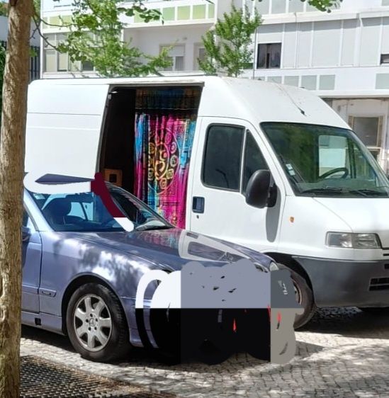 Carrinha equipada como caravana.