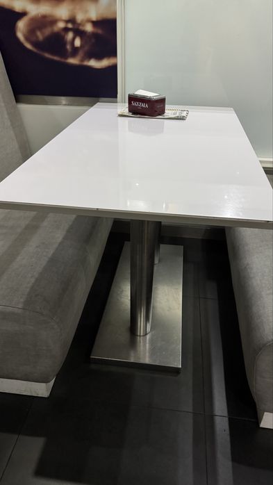 Mesas, cadeiras, sofas e móvel