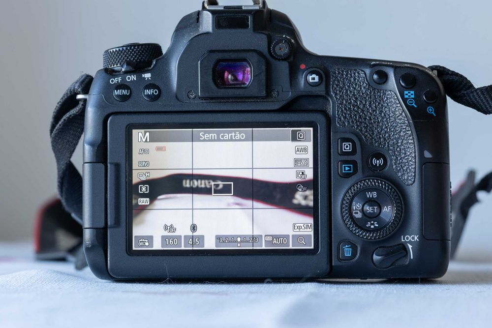 Canon 77D + 18-55mm