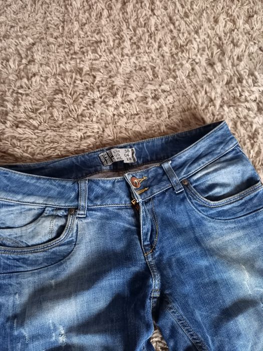 Jeansy spodnie z dziurami 28/34