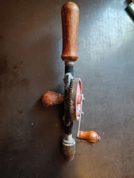 Stara wiertarka ręczna