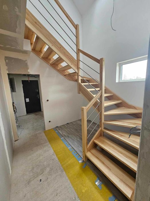 Schody drewniane samonośne , na beton , dywanowe