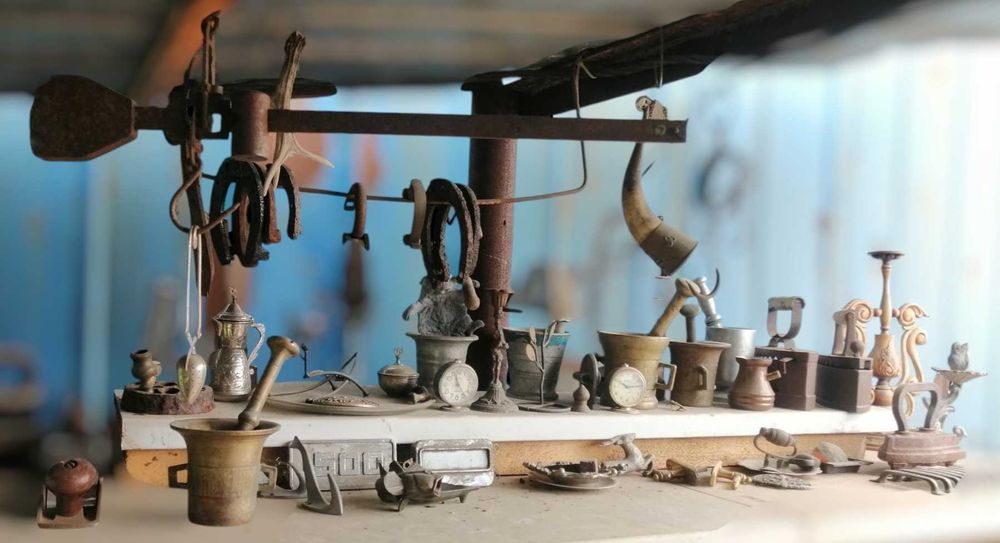 Антикваріат/ старовинні речі.