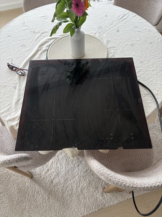 Placa de inducao com 5 meses. Vidro partido