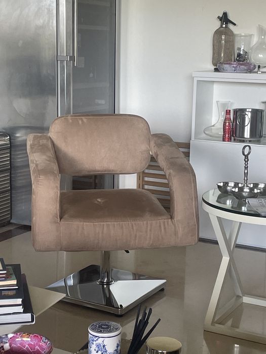 2 Cadeiroes em veludo beje com bracos