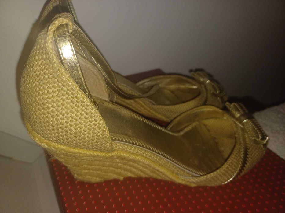 Sandalias douradas de cunha da Zara
