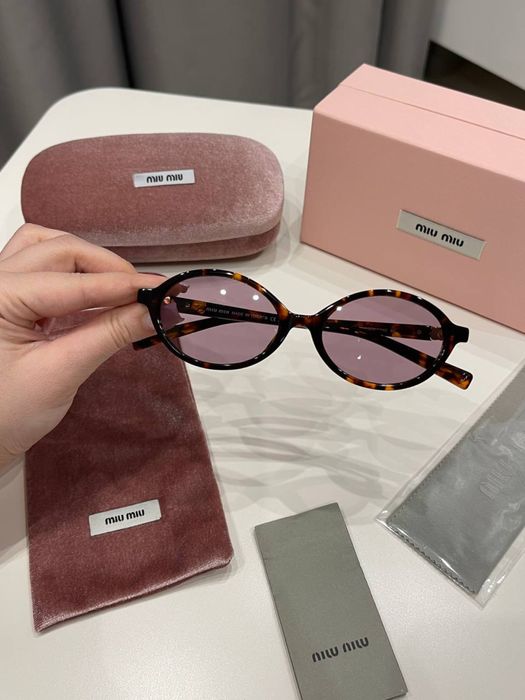 Солнцезащитные очки Miu Miu