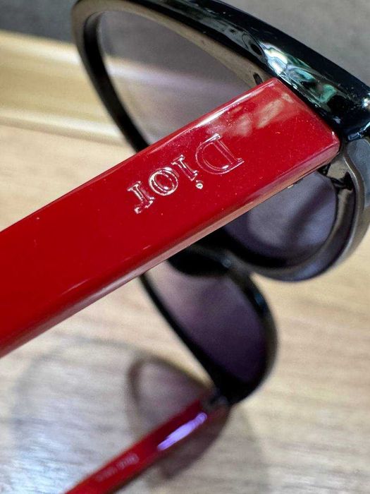 сонцезахисні окуляри чорно-червоні