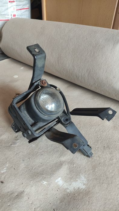Lampa przeciwmgielna halogen prawy Mitsubishi Carisma lift