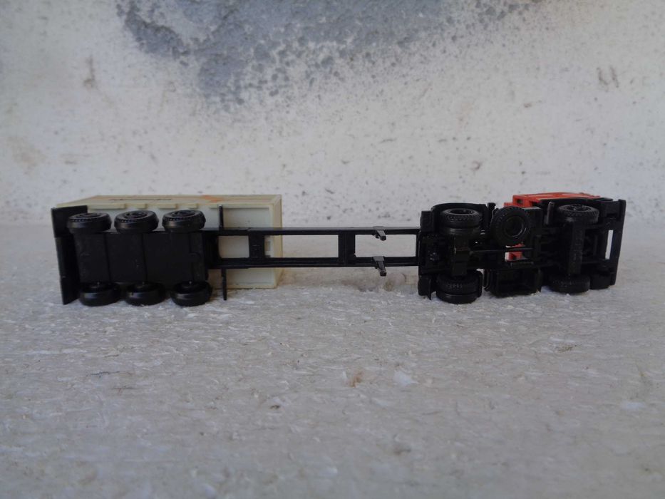 1:87 EFSI Camião DAF com contentor