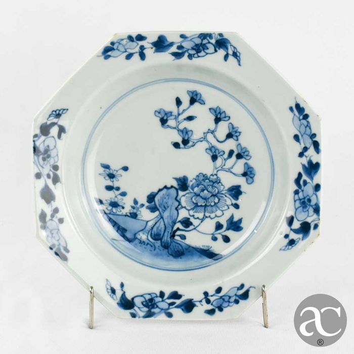 Prato fundo octogonal, porcelana da China período Qianlong, séc. XVIII