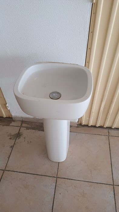 Lavatório com pé