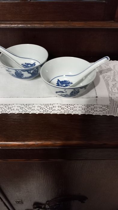 Zestaw Chińskich porcelanowych miseczek i łyżek.