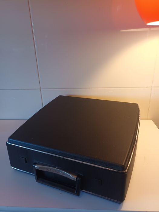 Maquina de escrever portátil Adler Contessa de Luxe de cor laranja
#ma