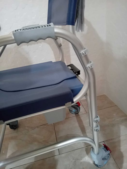 Cadeira de rodas para banho e wc