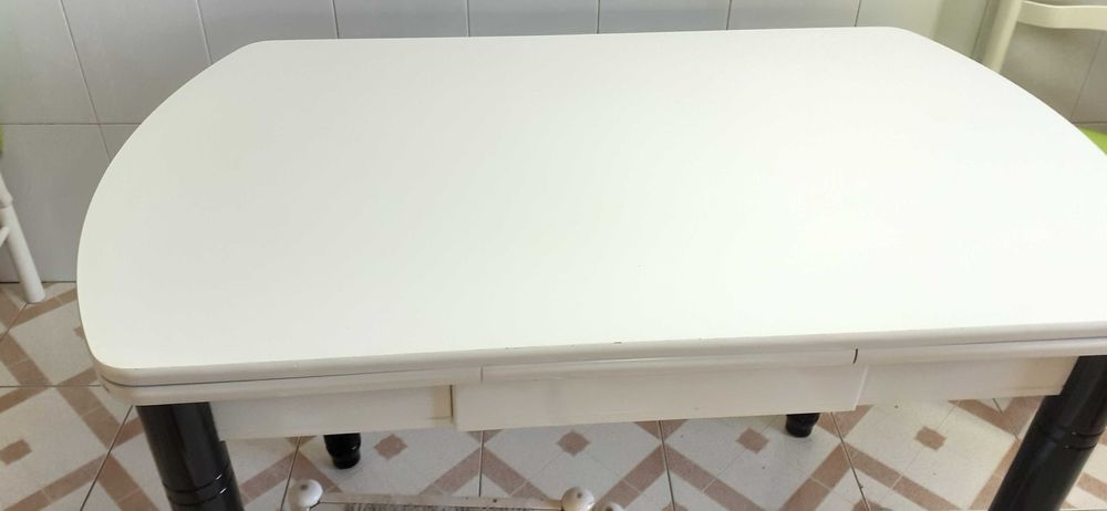 Mesa de cozinha com 2 cadeiras e 2 bancos