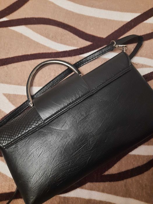 Сумка із дизайном змійової шкіри виглядає дорого