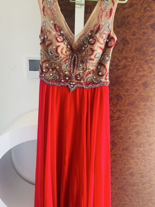 Bestido de gala para evento o para alquilar es un bestido casi muevo con piedreria muy elegante .