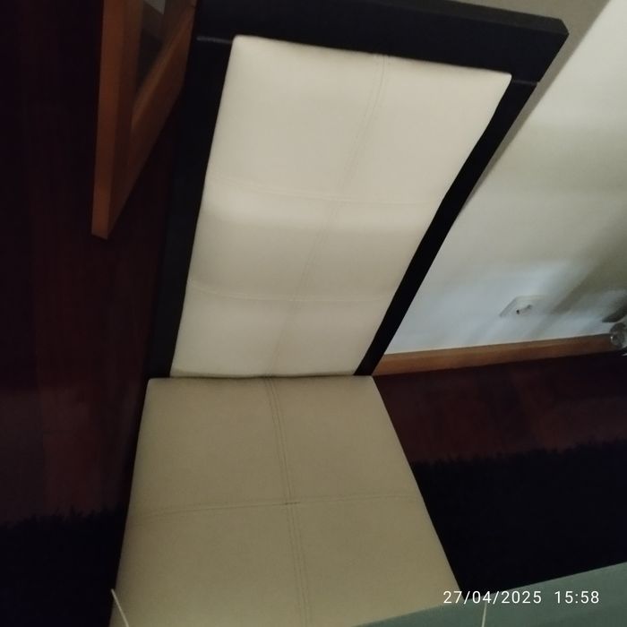 Mesa em bangué preto, com vidro fosco mais  6 cadeiras