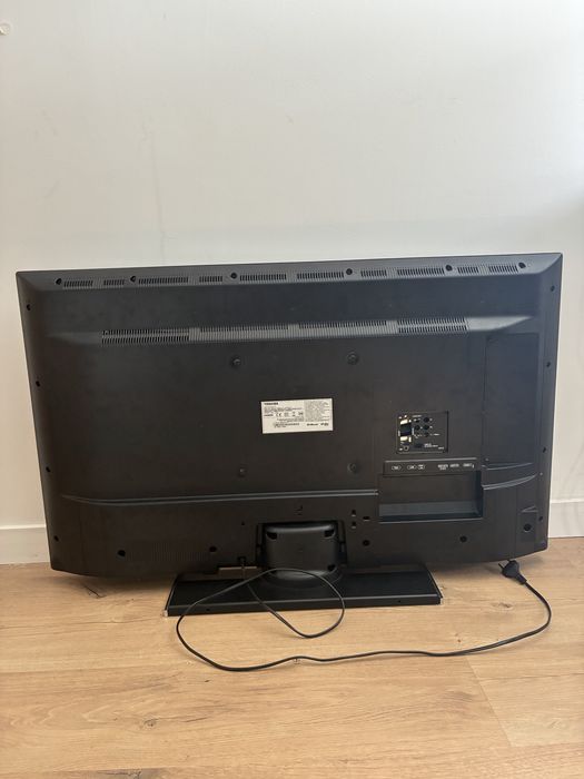 Carcaça de uma tv Toshiba modelo nr 43U6763DG