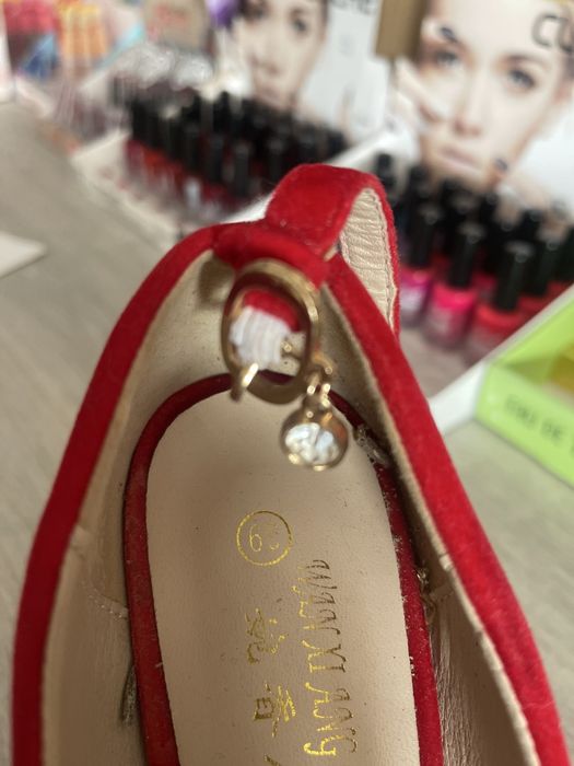 Sapato com fita para a perna