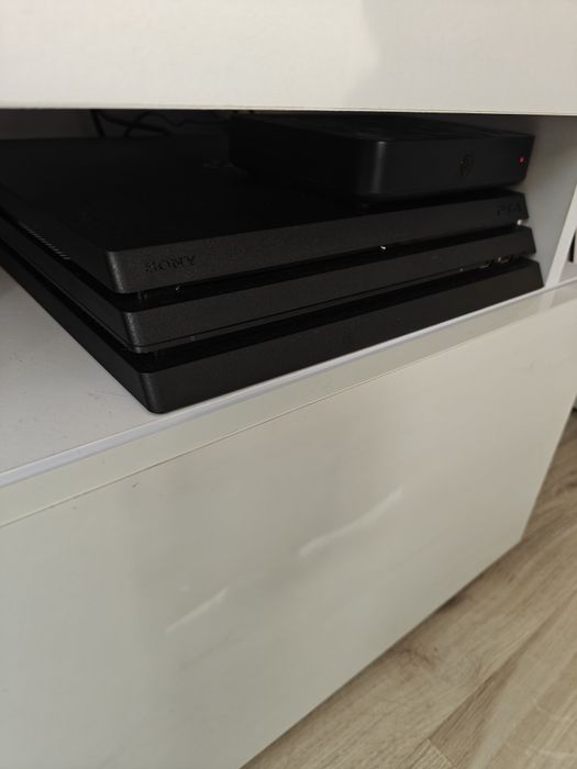 PlayStation 4 PRO  pad/5gier/stojak ładowarka do padów