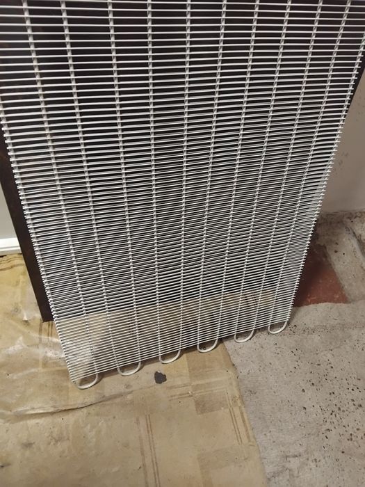 Продам решётку холодильника 214-6  EXQWISIT.