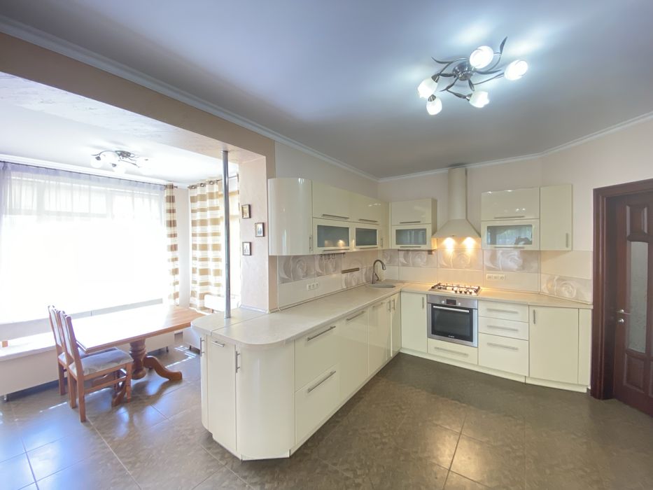 Просторий будинок з ремонтом, меблями та зручним розташуванням