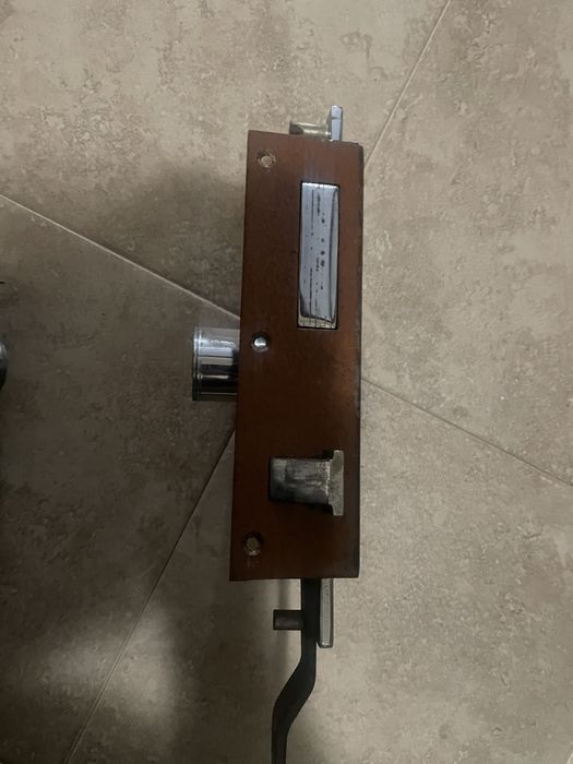 Fechadura com tranca no chão de chave em cruz  para porta