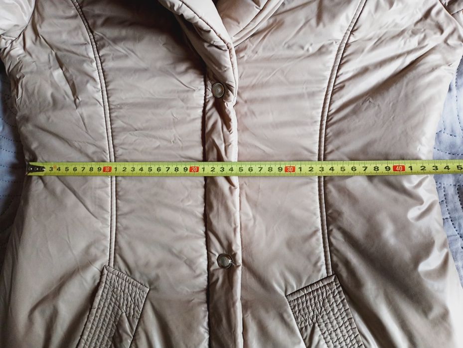 38 Caterina Leman długa kurtka płaszcz beżowy kaszmirowy z kołnierzem.