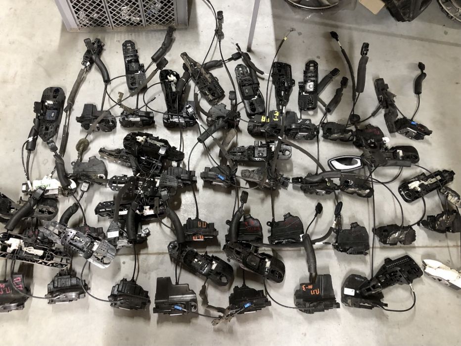 Замок передней двери  805030006R 8050200007R Меган 3 Сценик 3 Клио 4