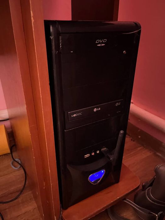 Комп'ютер для навчання, для дому 
Монітор LG fetron 22 дюйми.