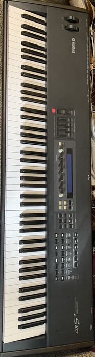 Синтезатор Yamaha S-80.