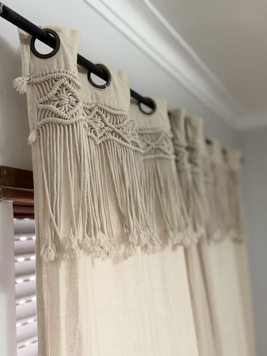 Par de Cortinas com Detalhe em Macramé – Excelente Estado
