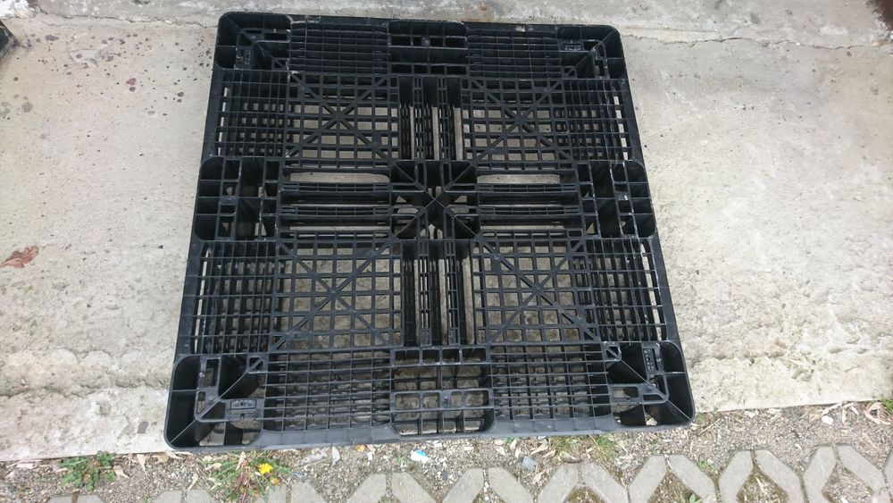 Palety plastikowe  110x110cm