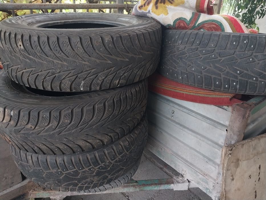 Продам зимнюю шипованую резину R16  б.у недорого