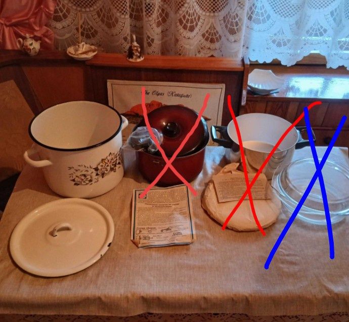 Эмалированная кастрюля , судки миски сковородки , гусятница ,графины.