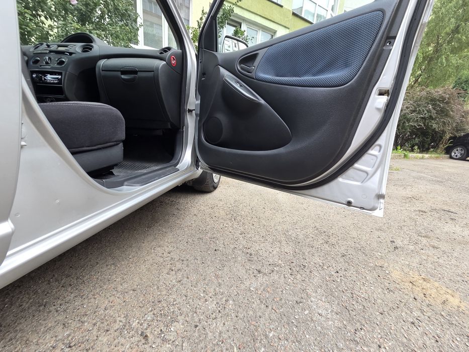Toyota yaris 1,3 (Тойота яріс)