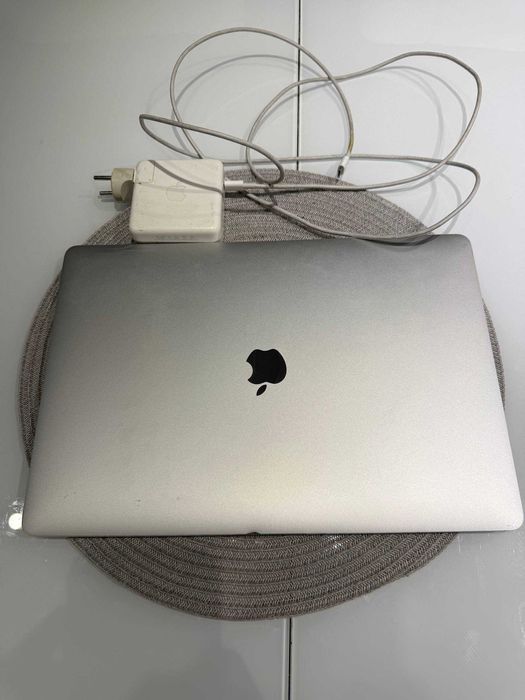 MacBook Pro 15” 2017 | i7 2.8GHz / 16GB / 250GB SSD